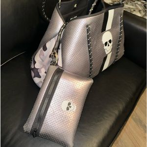 Fun weekend bag, travel bag or beach bag. Lots of room.  In good condition!